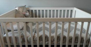 如何为婴儿床选择最好的床垫