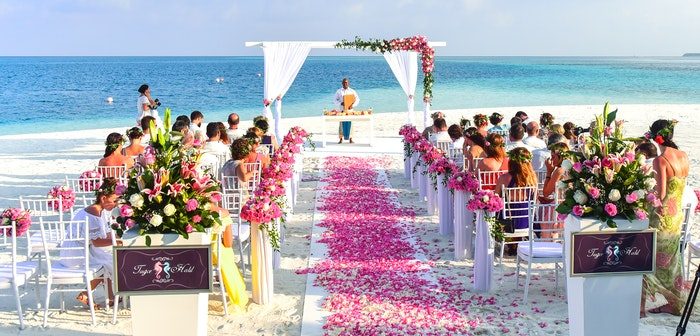 作为客人如何穿着参加海滩婚礼