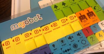 Mojobot是一款机器人和桌面游戏，让孩子和成年人都能轻松上手并学习编程和机器人的核心原理。
